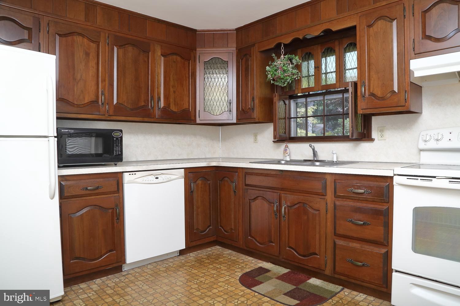 1130 Colonial Road Lancaster, PA 17603 - Photo 10 of 27 Kitchen