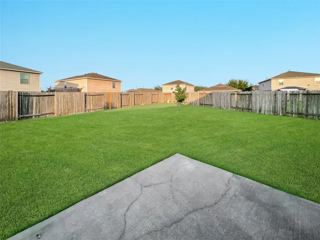 a view of a back yard