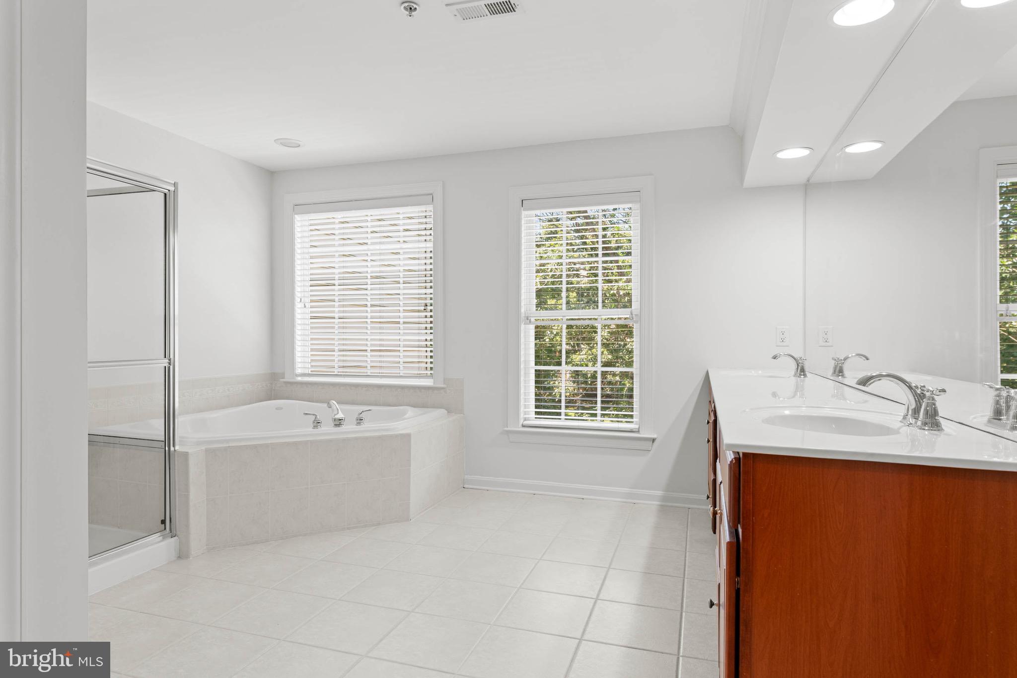 302 Arthur Court Newtown Square, PA 19073 - Photo 34 of 57 Primary en-suite.