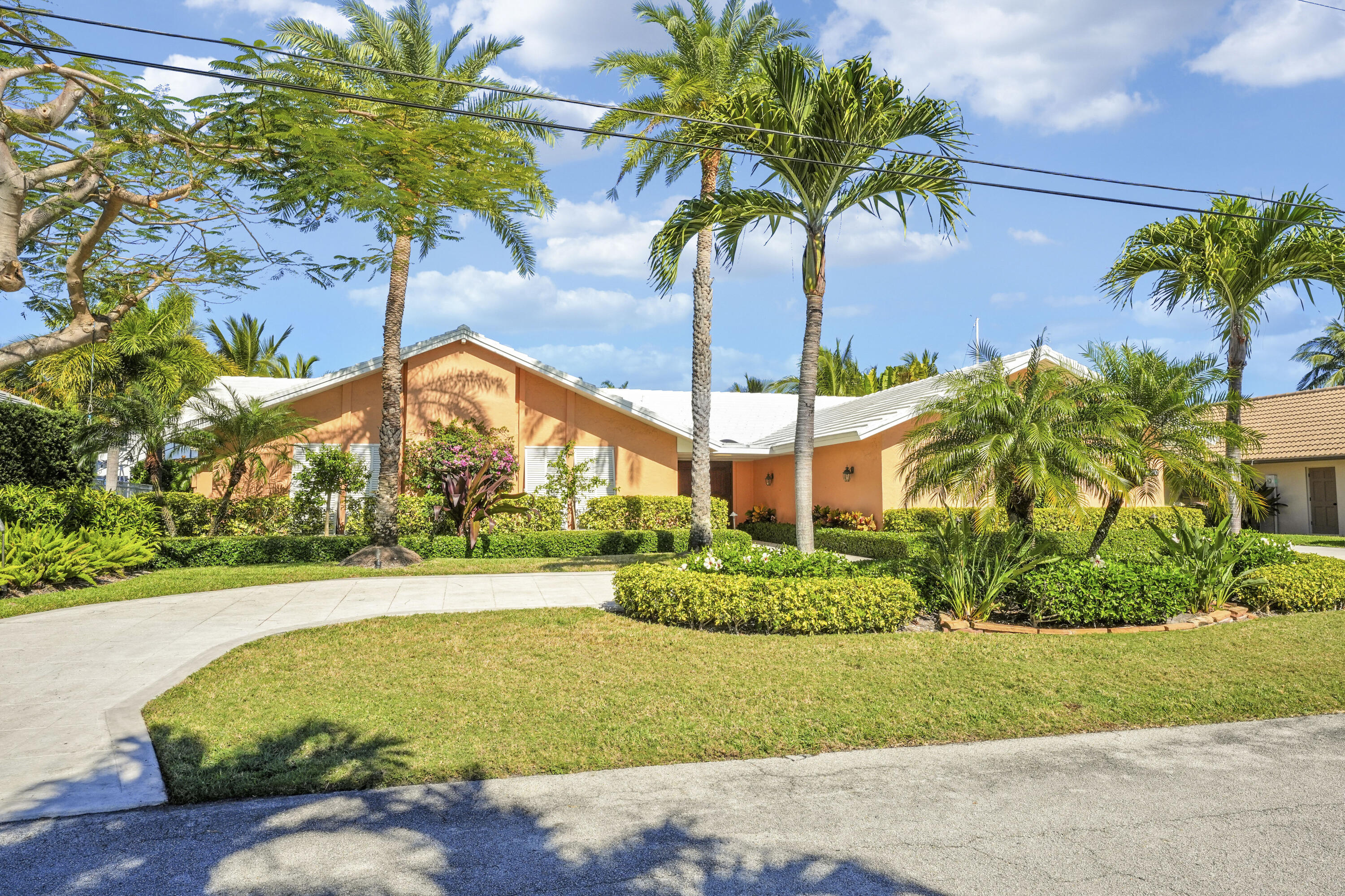 1080 Fairview Lane Singer Island, FL 33404 - Photo 6 of 51 a view of a backyard