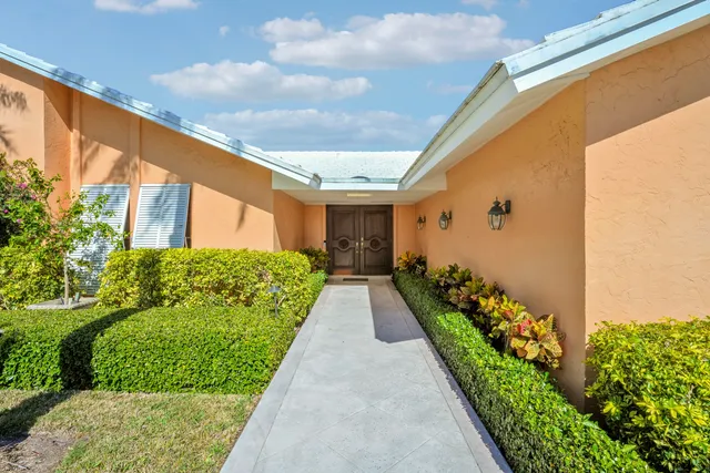 a view of house with garden