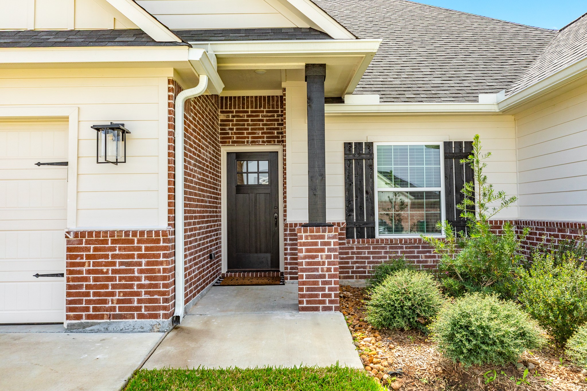 628 Greystone Lane Angleton, TX 77515 - Photo 4 of 33 a front view of a house with a garden