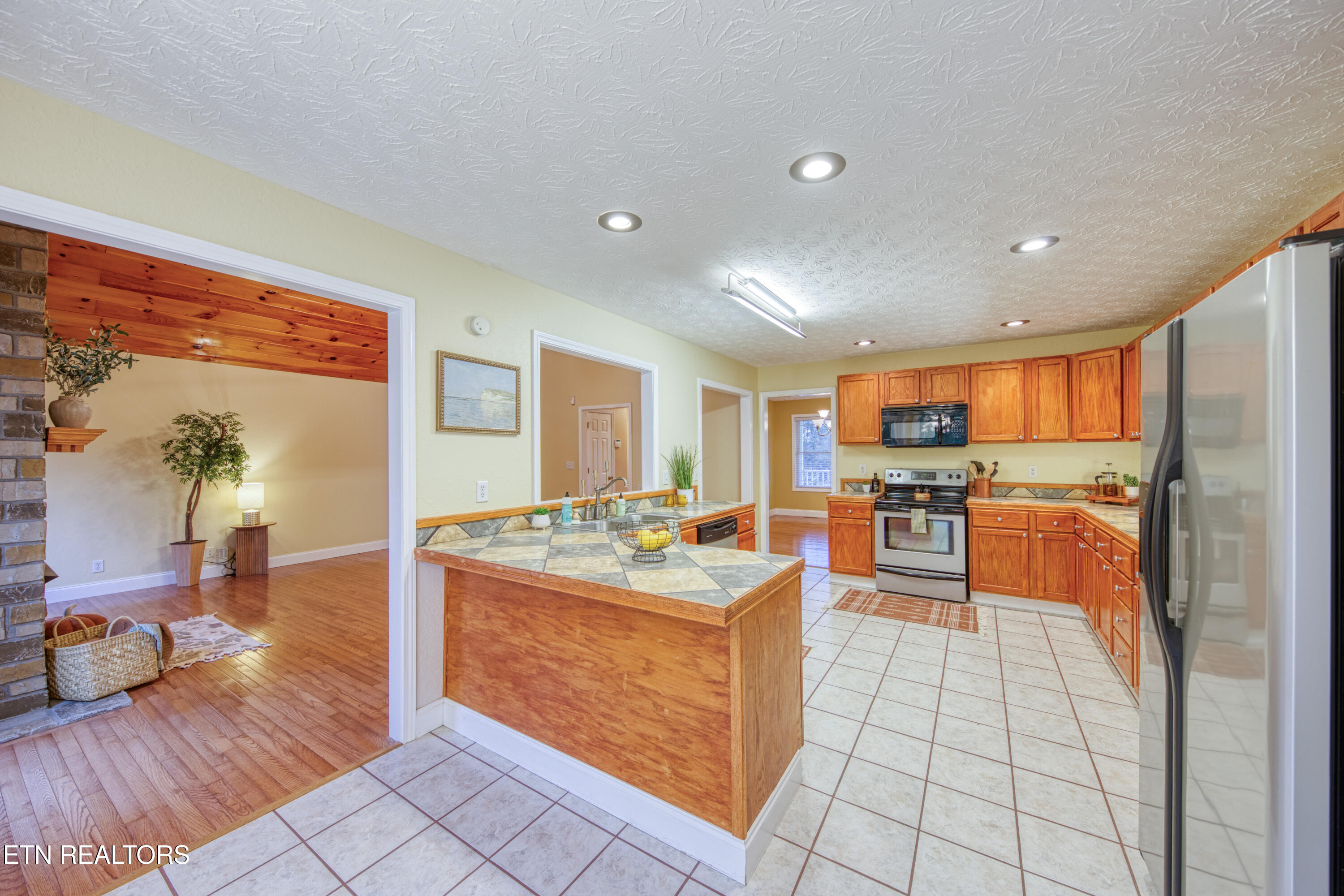 137 Meadowood Road Newport, TN 37821 - Photo 8 of 37 0H3A8557_72