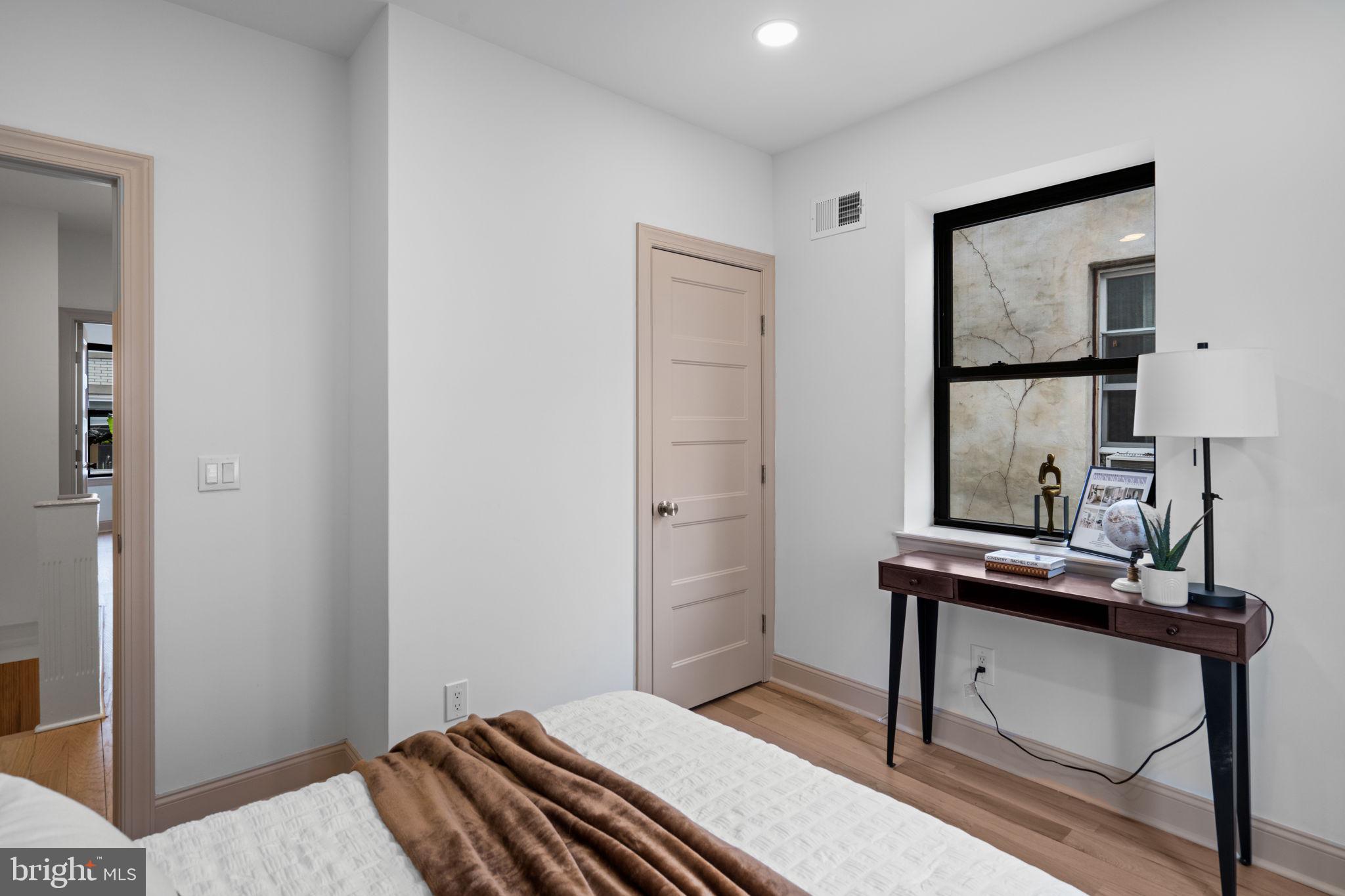 404 Pierce Street Philadelphia, PA 19148 - Photo 20 of 31 a bedroom with a bed and a window
