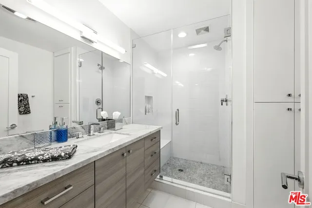 a very nice looking room with a mirror