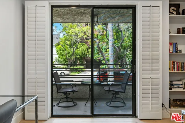 a view of entryway with furniture