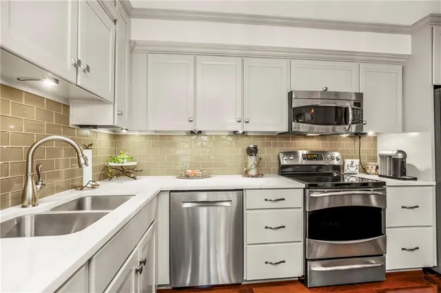 $359,900 | 310 West 49th Street, Unit 303, Kansas City, MO 64112