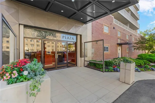 $359,900 | 310 West 49th Street, Unit 303, Kansas City, MO 64112