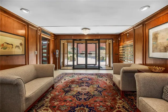 $359,900 | 310 West 49th Street, Unit 303, Kansas City, MO 64112