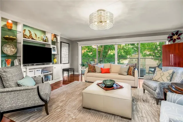 $359,900 | 310 West 49th Street, Unit 303, Kansas City, MO 64112