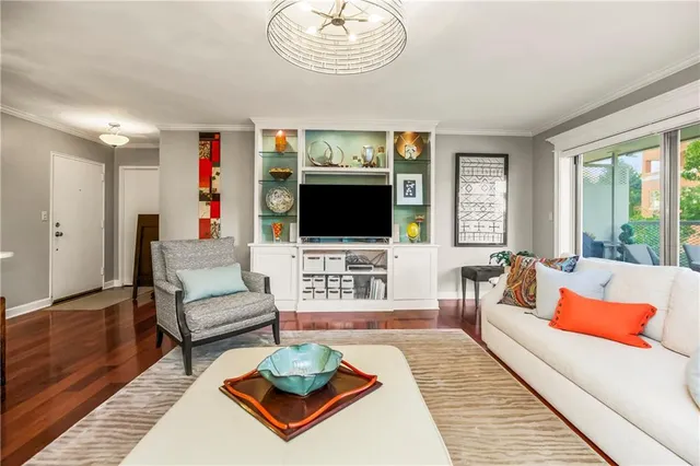 $359,900 | 310 West 49th Street, Unit 303, Kansas City, MO 64112