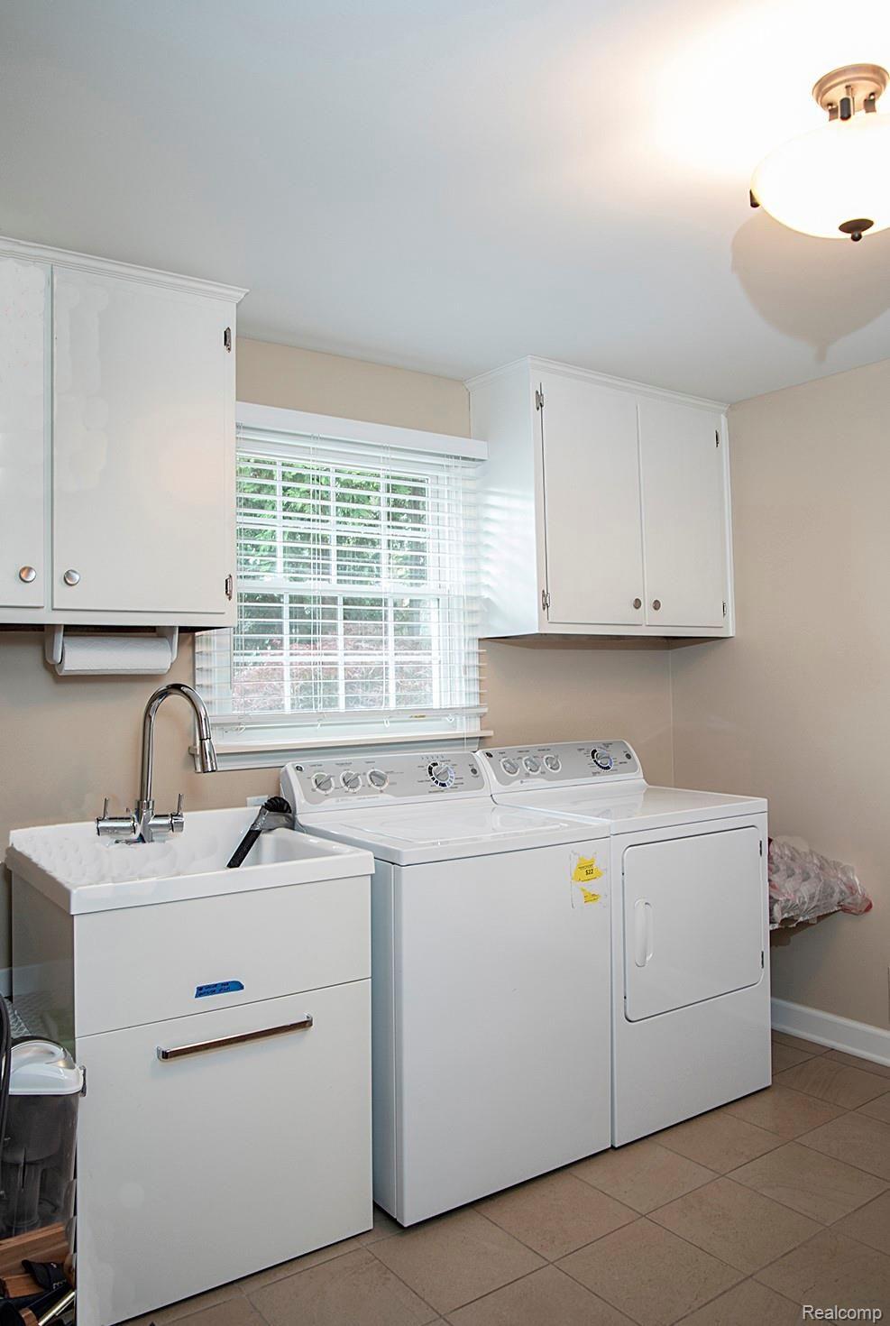 35897 Charter Crest Road Farmington, MI 48335 - Photo 15 of 26 1st Floor Laundry Room