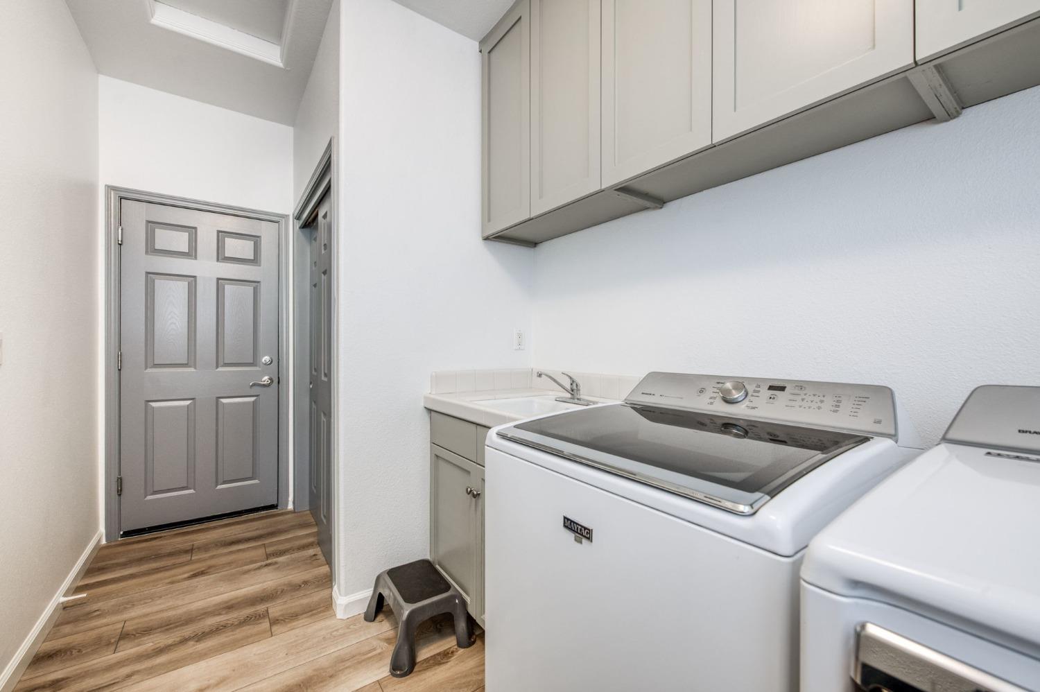 6980 Chaparral Drive Sanger, CA 93657 - Photo 31 of 41 a utility room with dryer and washer