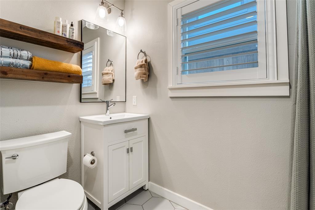 4245 Concho Street Dallas, TX 75206 - Photo 20 of 30 Secondary bathroom