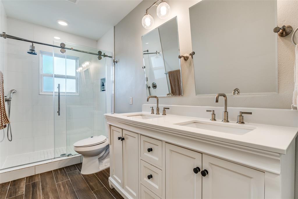 4245 Concho Street Dallas, TX 75206 - Photo 5 of 30 Ensuite Primary bathroom