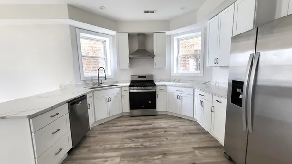 $2,195 | 2904 West Nelson Street, Unit 2, Chicago, IL 60618