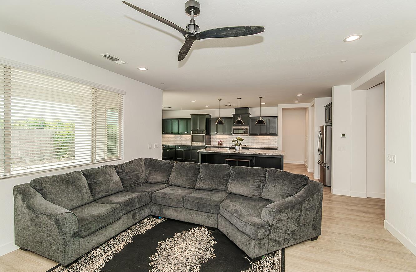 117 Emperor Way Dinuba, CA 93618 - Photo 8 of 32 a living room with furniture and kitchen view