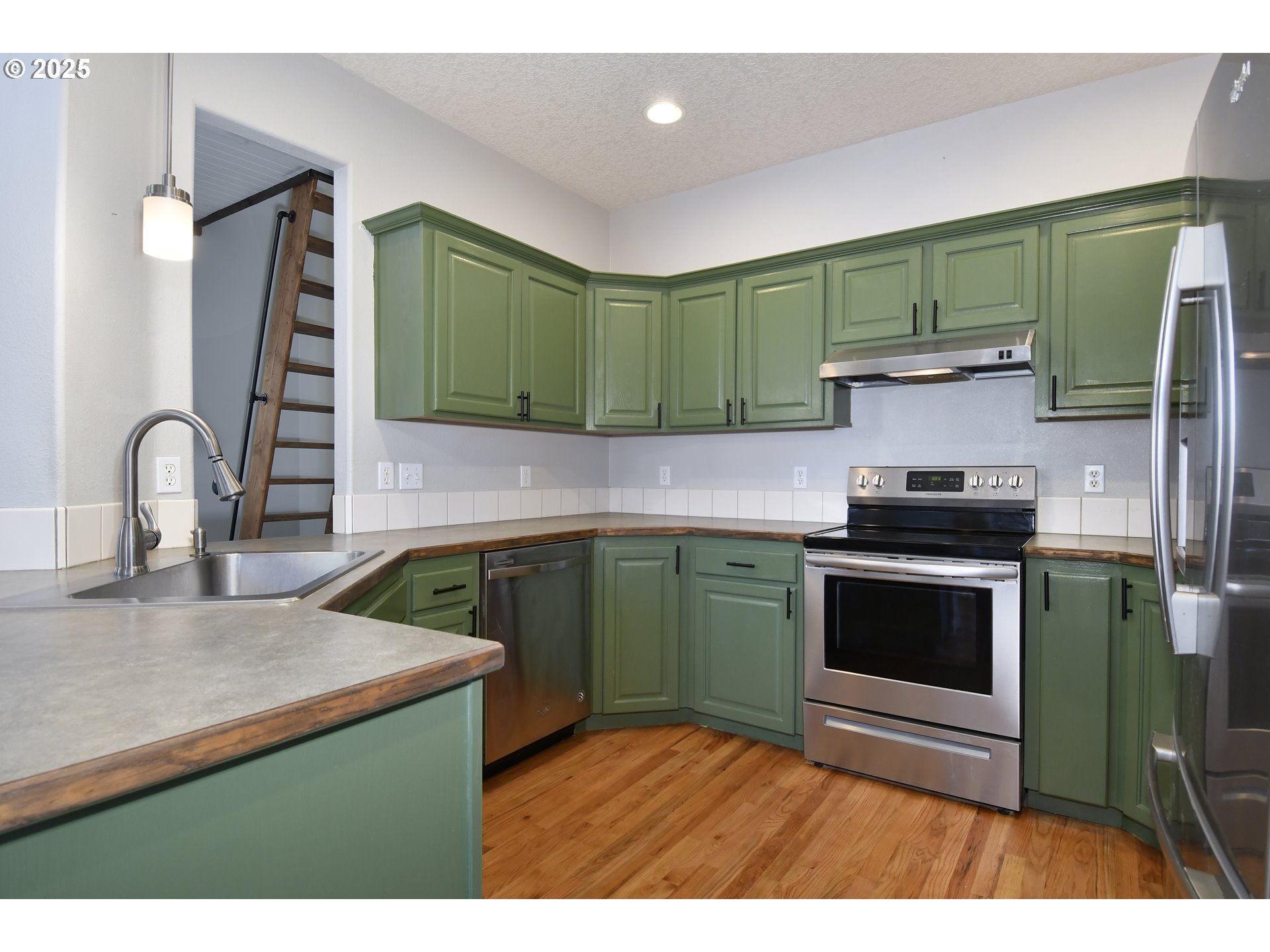 3605 Southwest 25th Street Gresham, OR 97080 - Photo 17 of 38