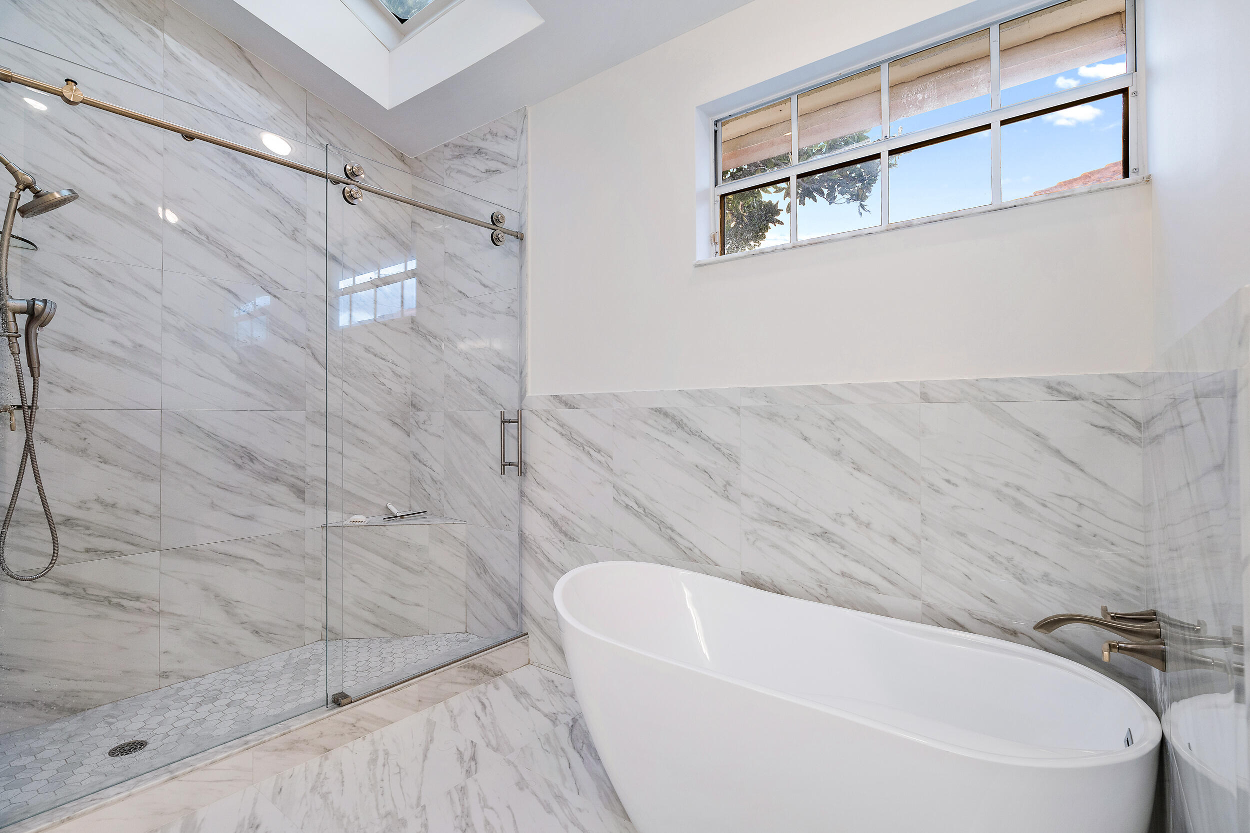 207 Eagleton Estates Boulevard Palm Beach Gardens, FL 33418 - Photo 7 of 34 a bathroom with a bathtub
