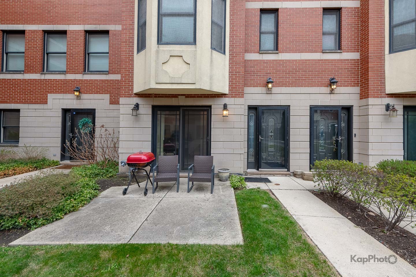 2340 West Adams Street, Unit 32 Chicago, IL 60612 - Photo 2 of 31 a view of a building with sitting area and a yard