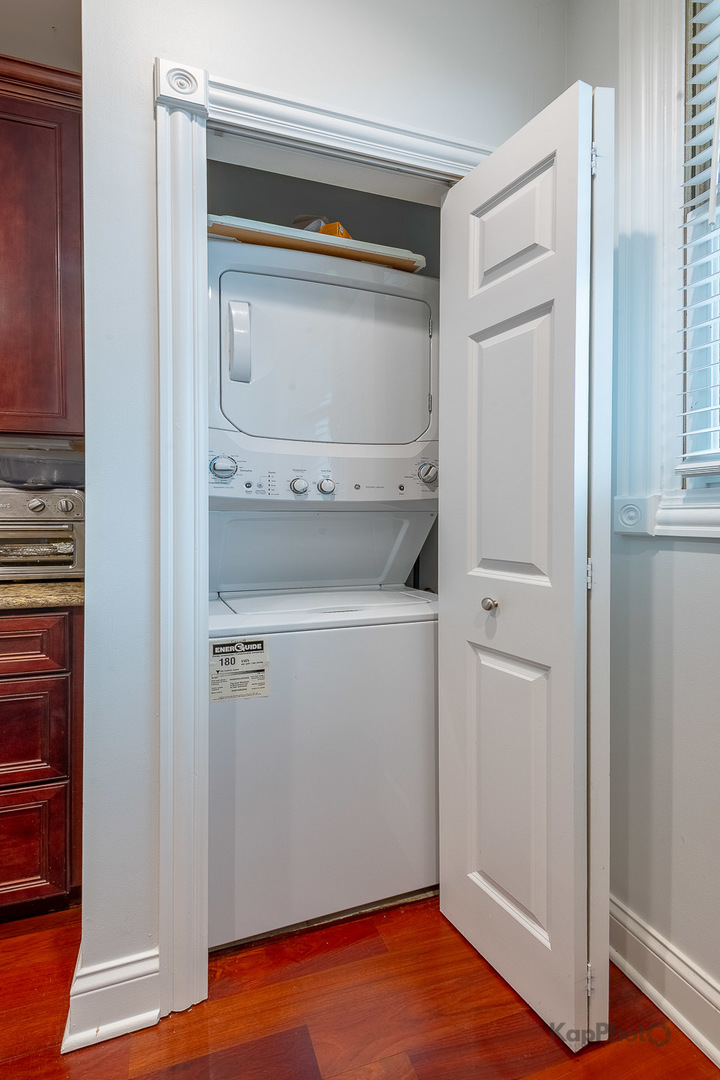 2340 West Adams Street, Unit 32 Chicago, IL 60612 - Photo 24 of 31 a room with washing machine
