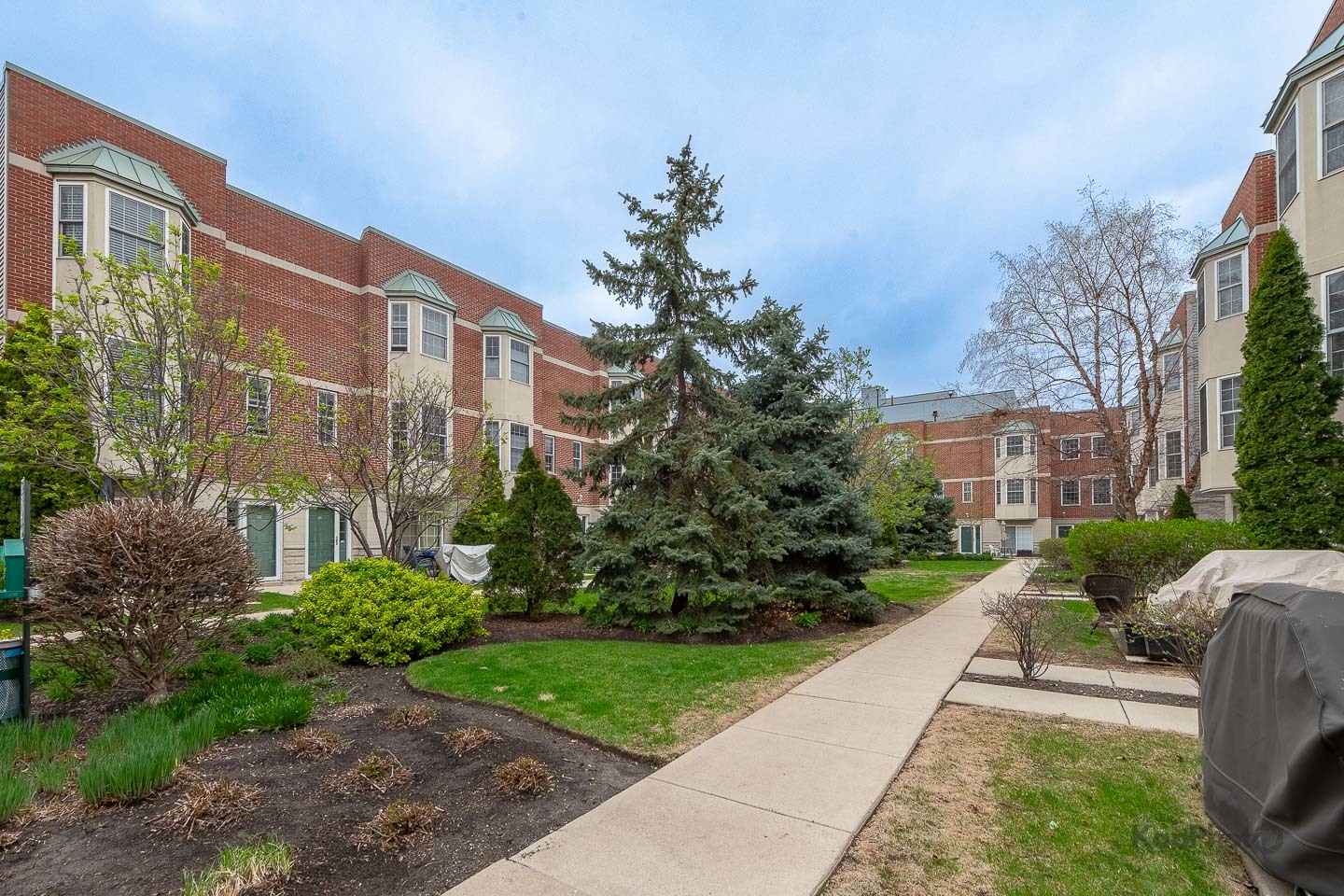 2340 West Adams Street, Unit 32 Chicago, IL 60612 - Photo 27 of 31 a view of a building with a yard