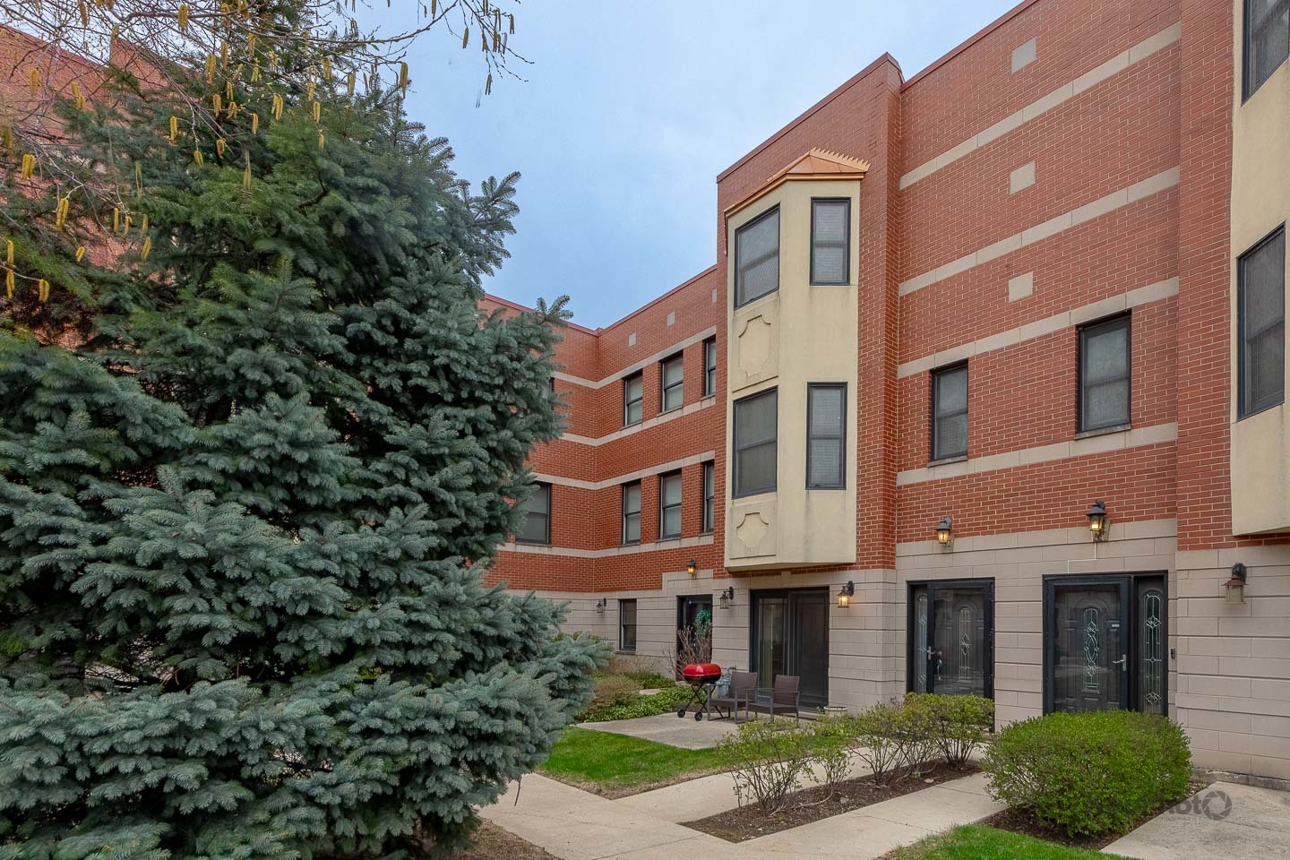 2340 West Adams Street, Unit 32 Chicago, IL 60612 - Photo 3 of 31 a front view of a multi story residential apartment building