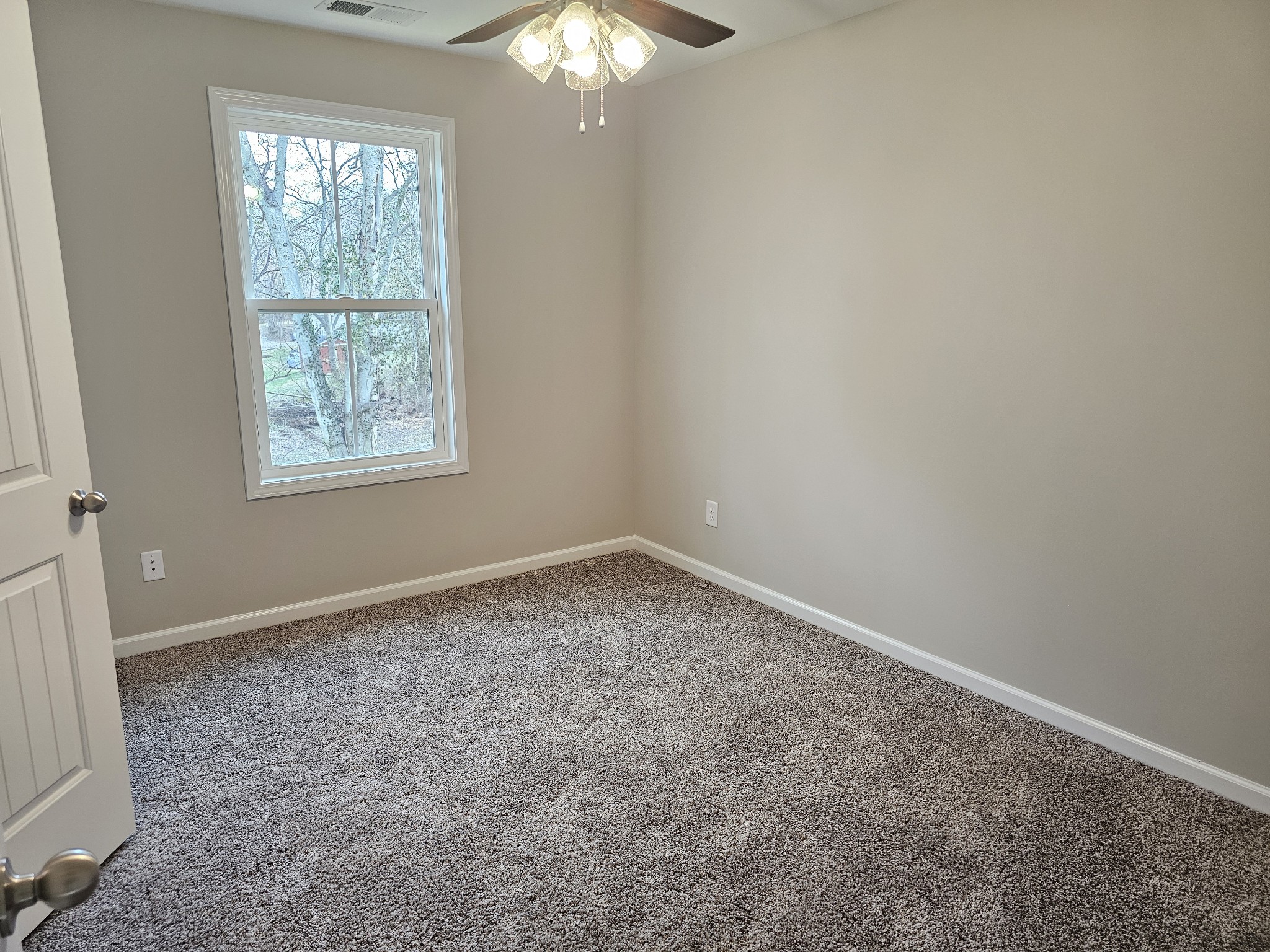 503 9th Street, Unit B Clarksville, TN 37040 - Photo 7 of 13 an empty room with a window