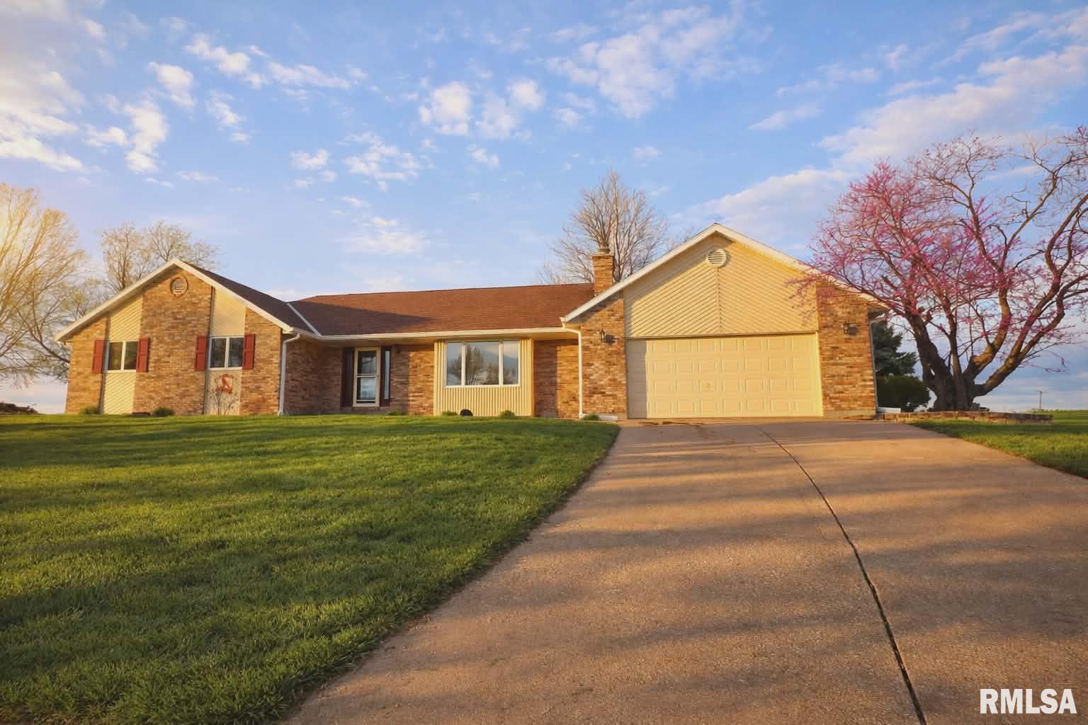 3226 East Tower Road Quincy, IL 62305 - Photo 1 of 28