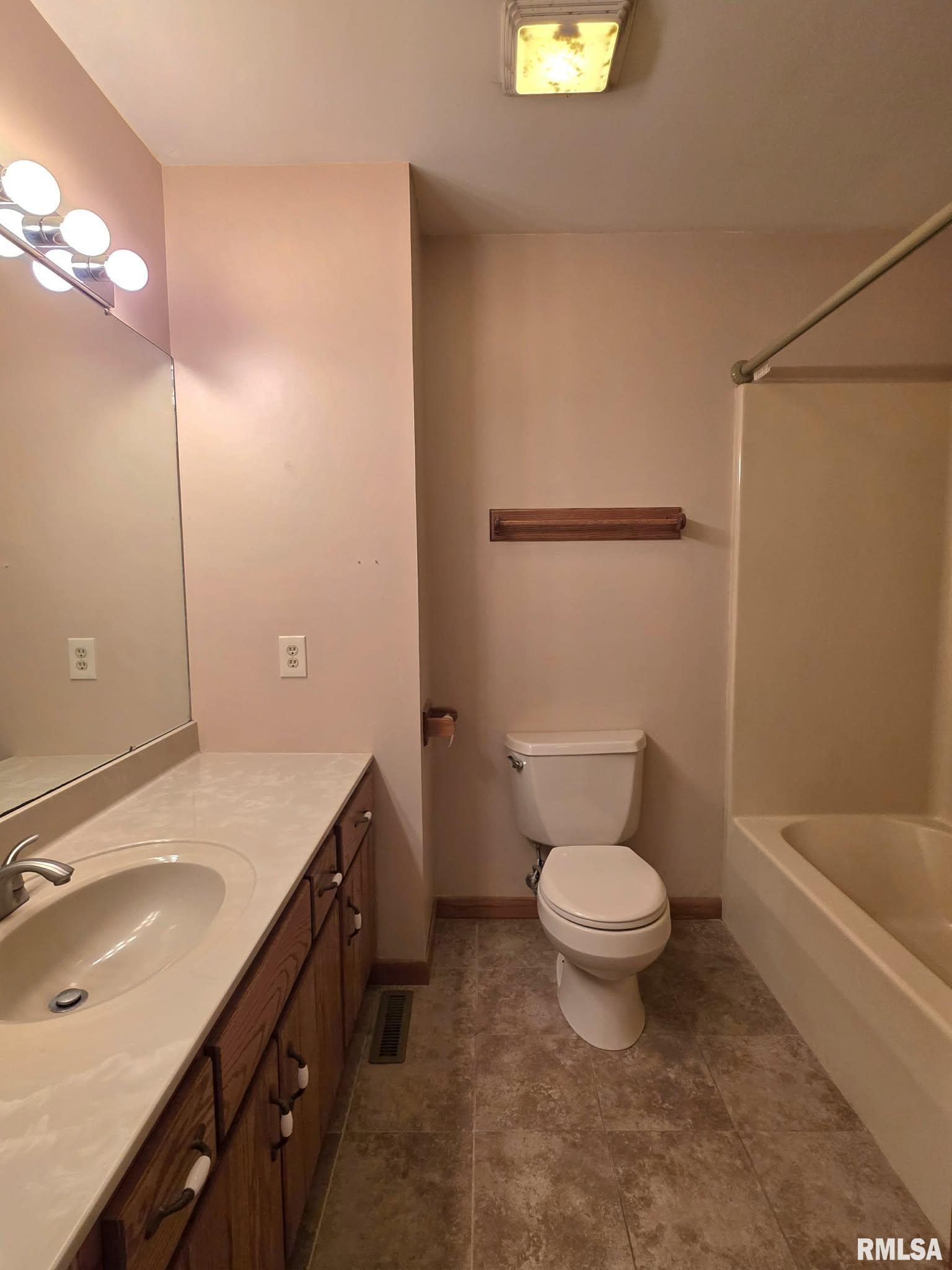 3226 East Tower Road Quincy, IL 62305 - Photo 11 of 28