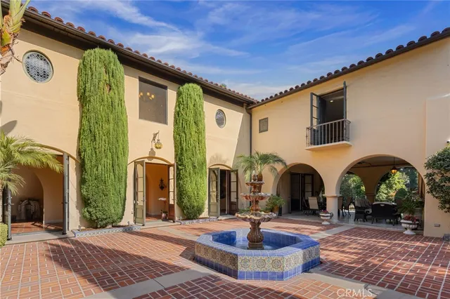 a view of entryway with a front door