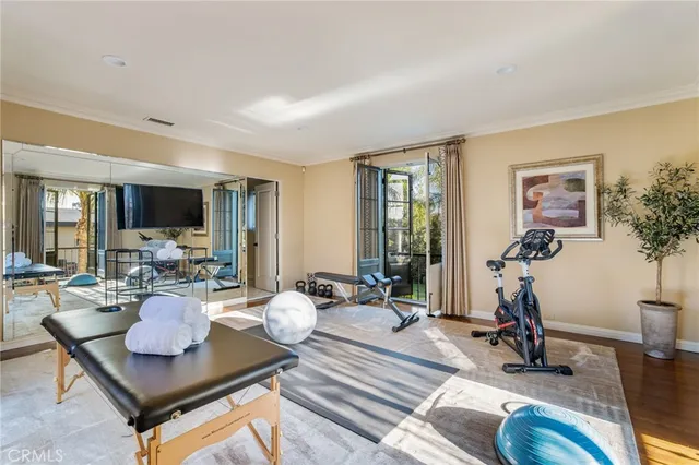 a view of entryway with a front door