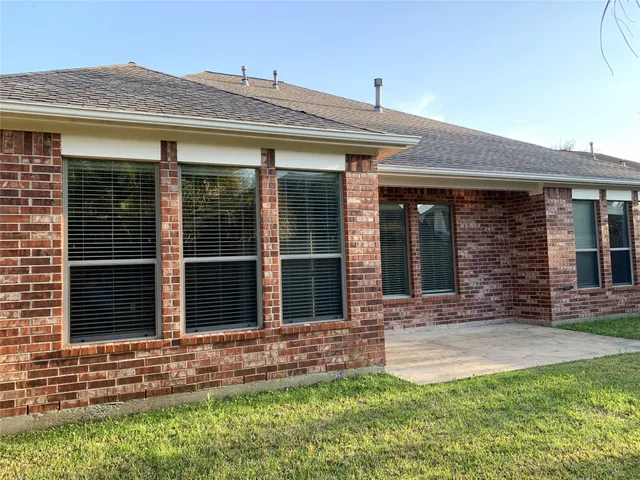 a view of front of a house with a yard