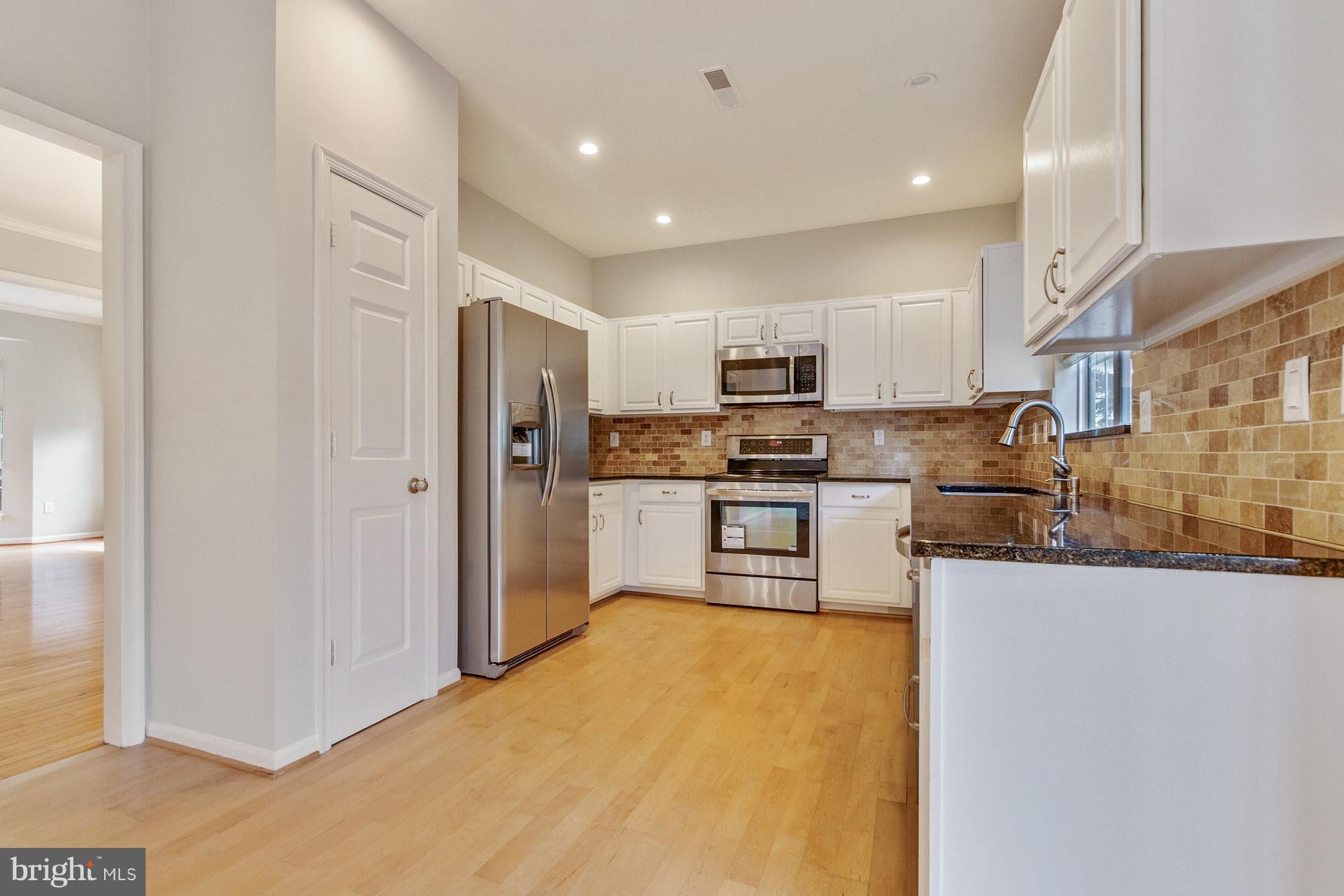 12929 Summit Ridge Terrace Germantown, MD 20874 - Photo 5 of 25 Updated Kitchen w/granite and new appliances