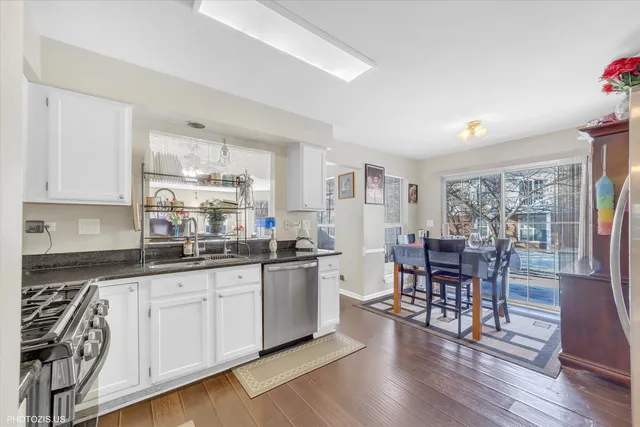 $369,000 | 864 Lansing Court, Unit 864, Vernon Hills, IL 60061