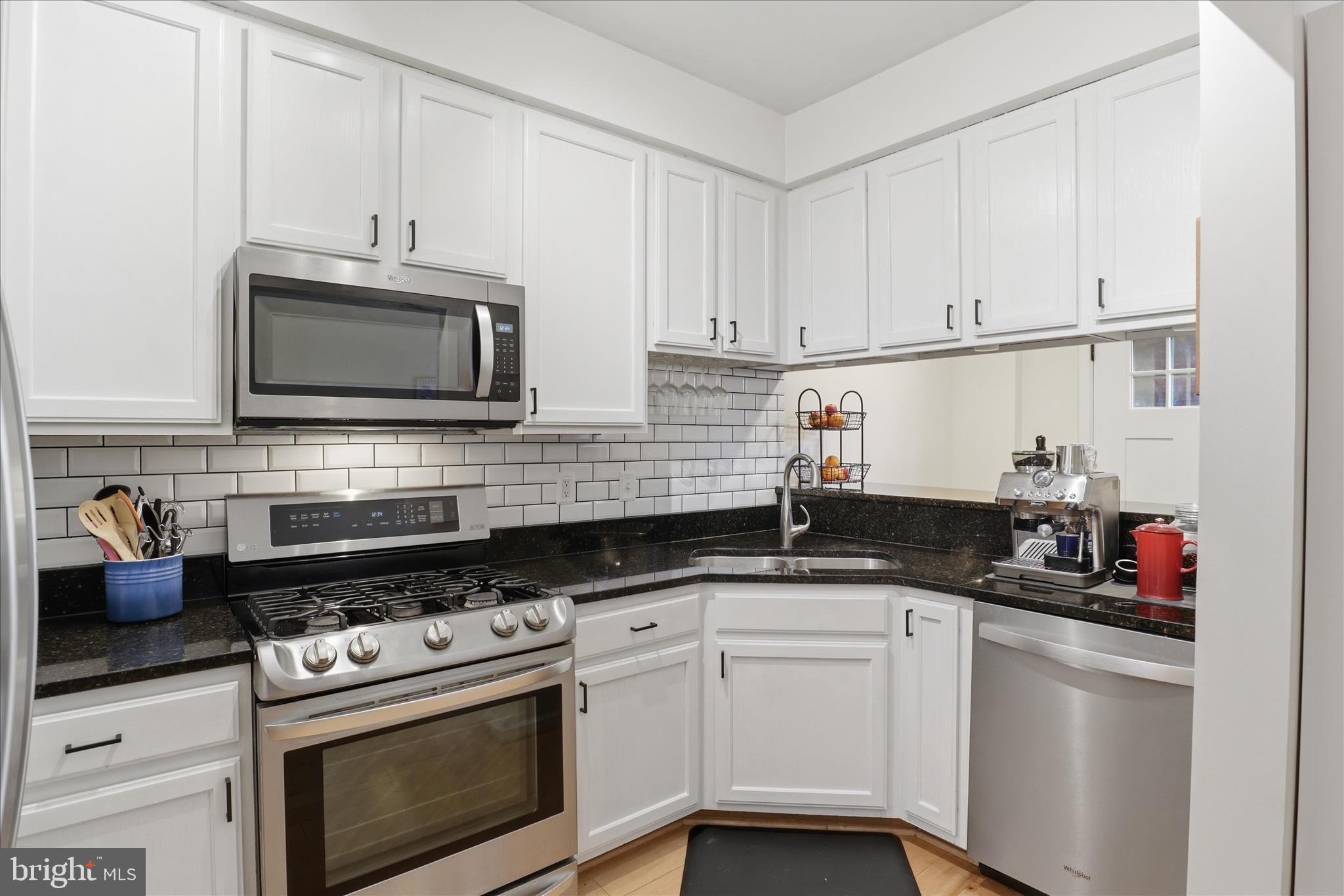 257 14th Street Southeast, Unit B Washington, DC 20003 - Photo 7 of 23 GREAT kitchen!