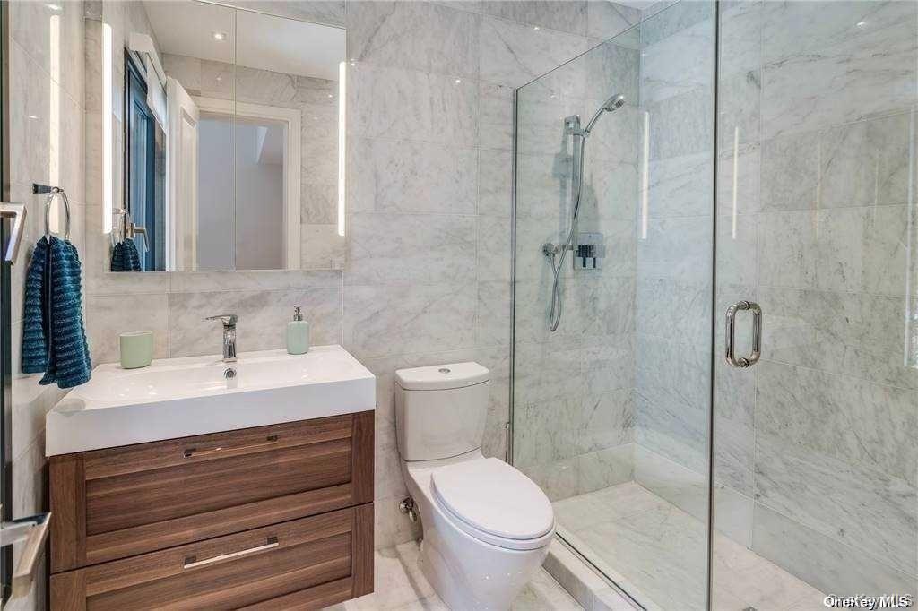 9 Winding Way Locust Valley, NY 11560 - Photo 22 of 35 Ensuite Bath