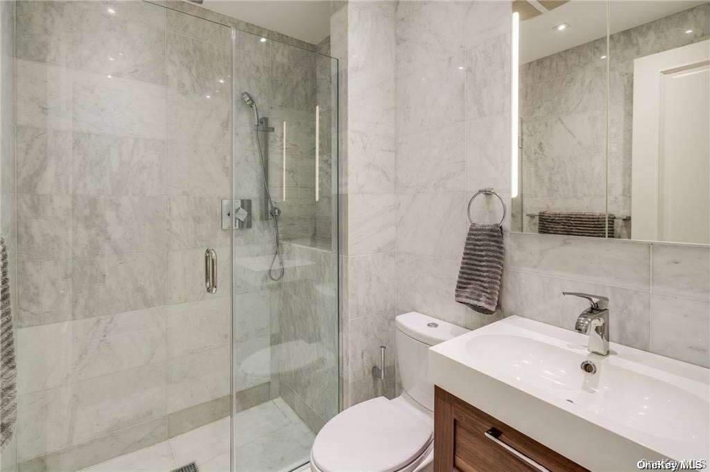 9 Winding Way Locust Valley, NY 11560 - Photo 24 of 35 Ensuite Bath