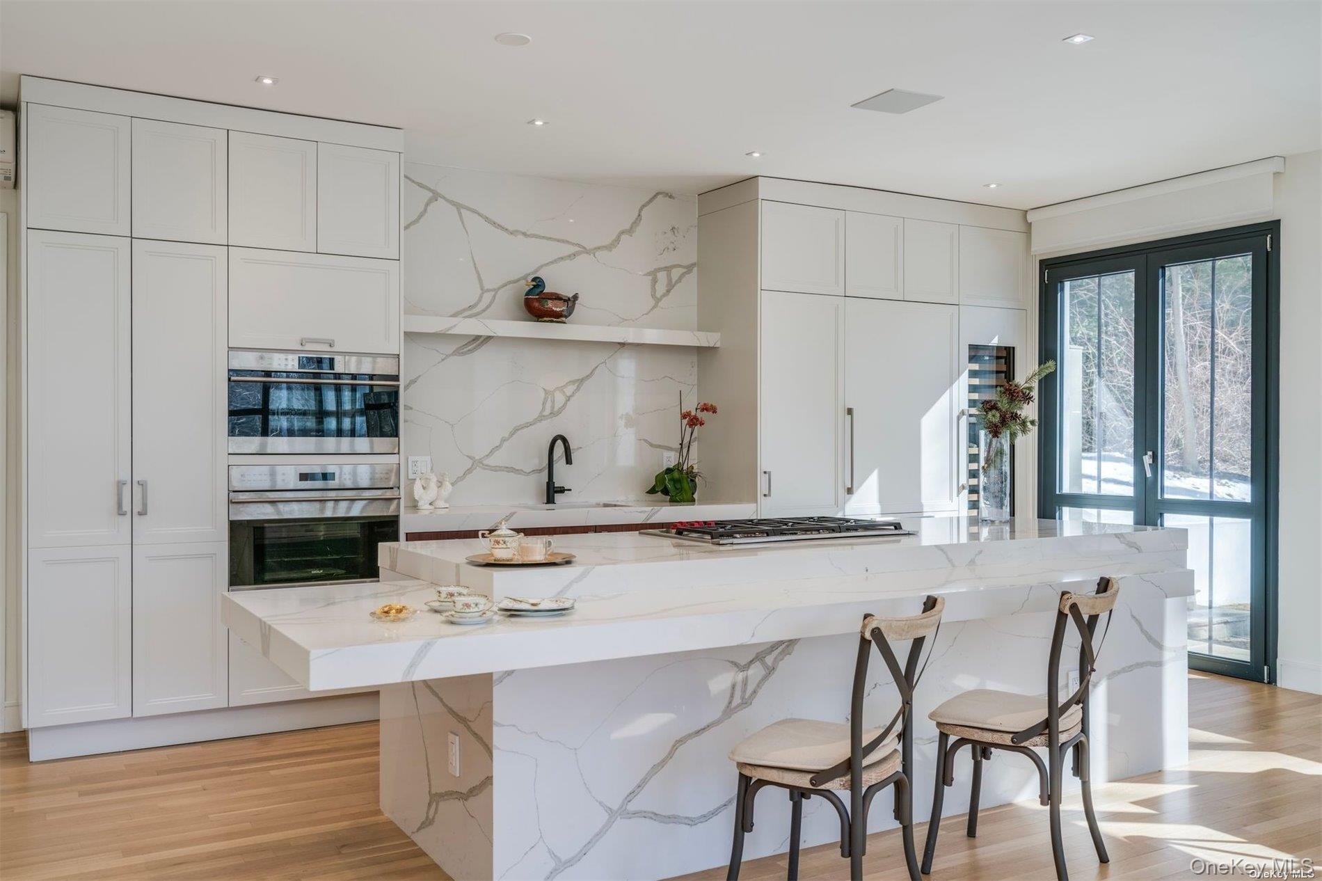 9 Winding Way Locust Valley, NY 11560 - Photo 10 of 35 Kitchen w/Center Island