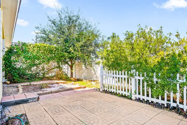 a view of a backyard with pathway
