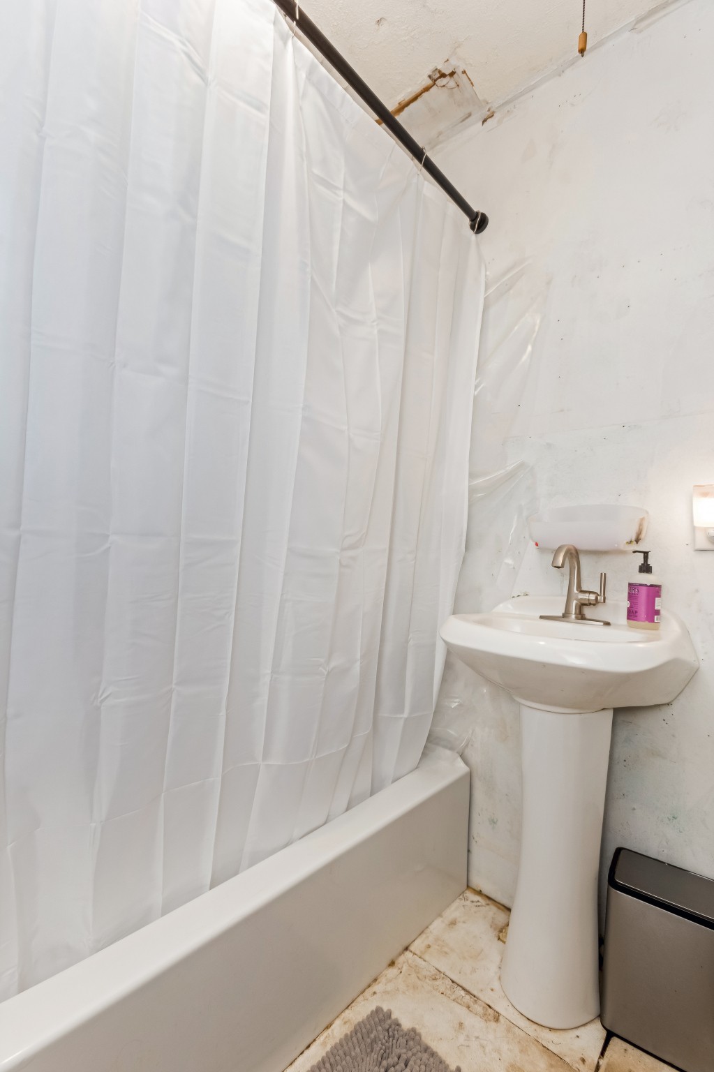 130 McFarlin Road White Bluff, TN 37130 - Photo 20 of 33 a bathroom with a sink a bath tub and toilet