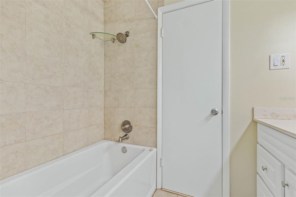 9 Crompton Place Palm Coast, FL 32137 - Photo 25 of 52 a bathroom with a bathtub