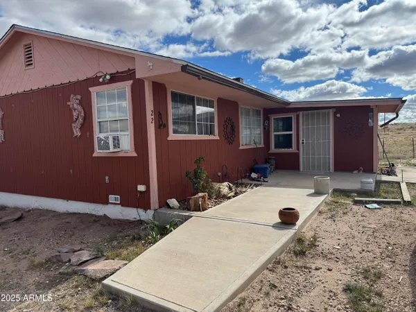 a view of a house with backyard