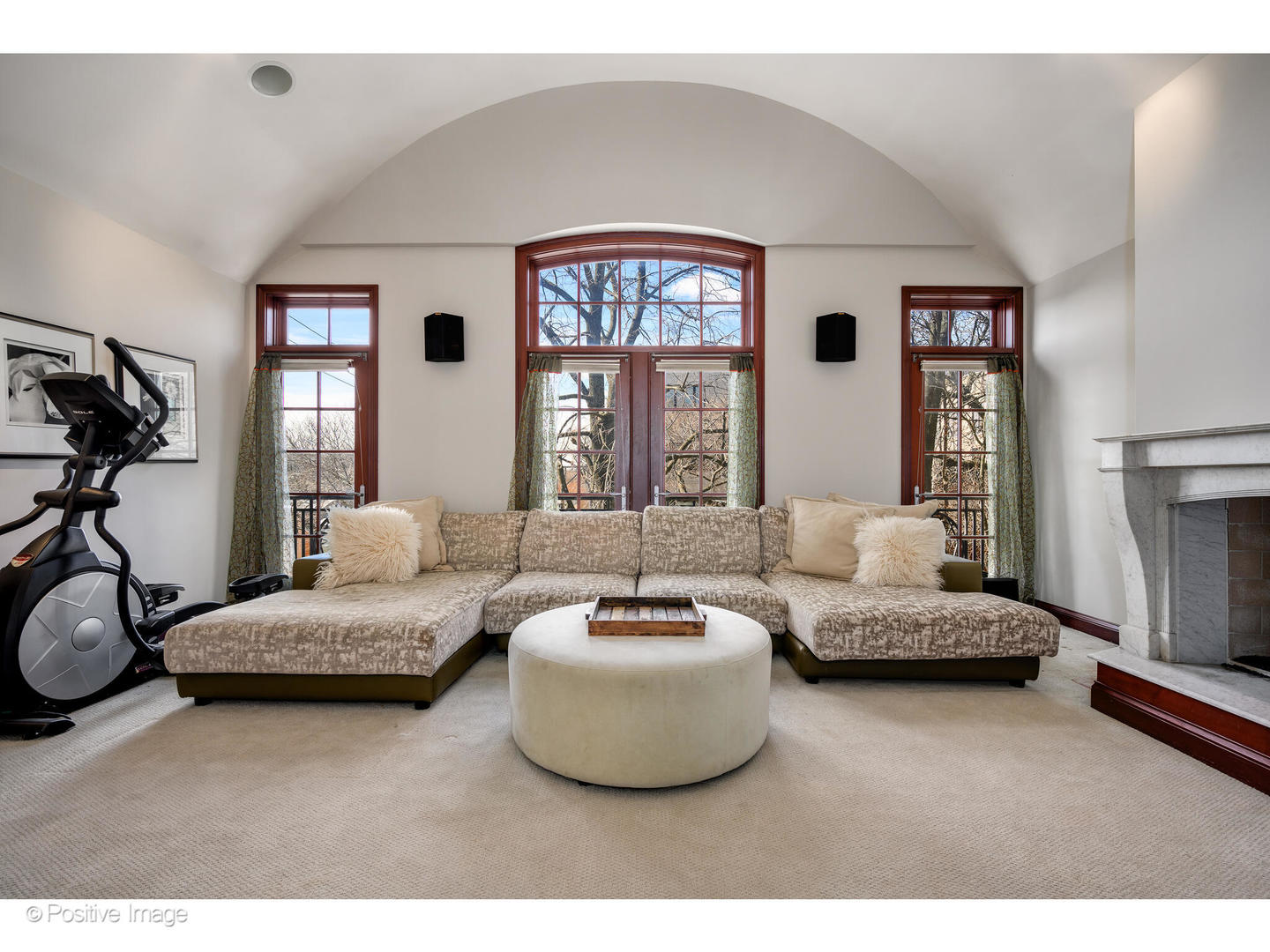 1811 North Howe Street Chicago, IL 60614 - Photo 38 of 42 a living room with furniture and a window