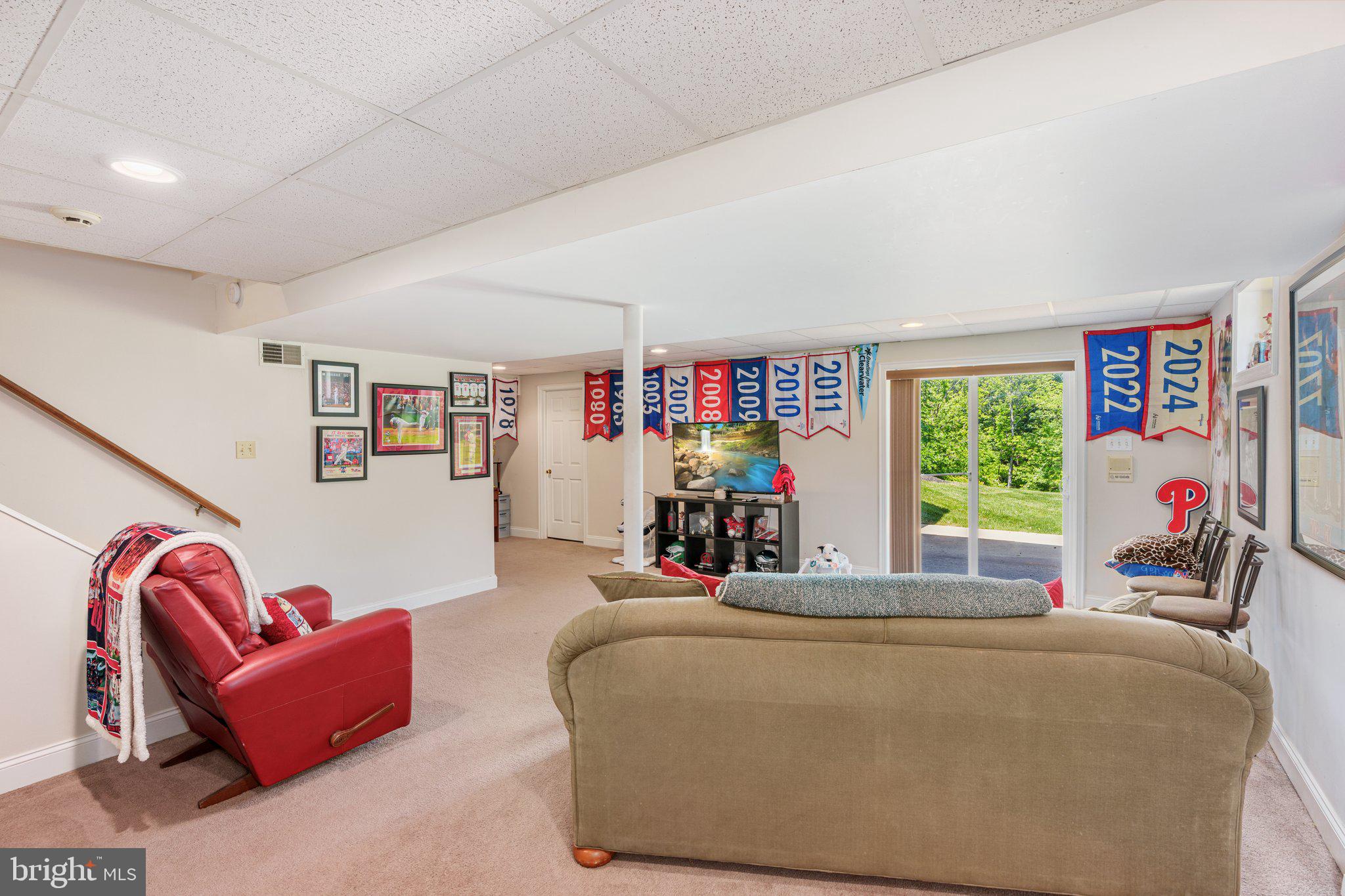 535 Richards Circle Pottstown, PA 19465 - Photo 28 of 44 a living room with furniture and a window