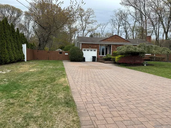 $689,000 | 763 Pat Drive, West Islip, NY 11795