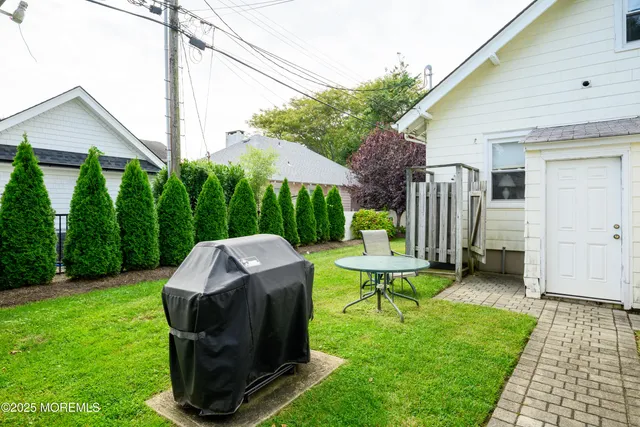 a black and white photo of a room