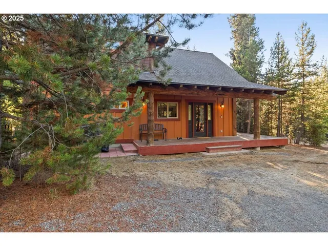 a view of a house with backyard and trees