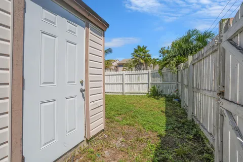 a view of a backyard