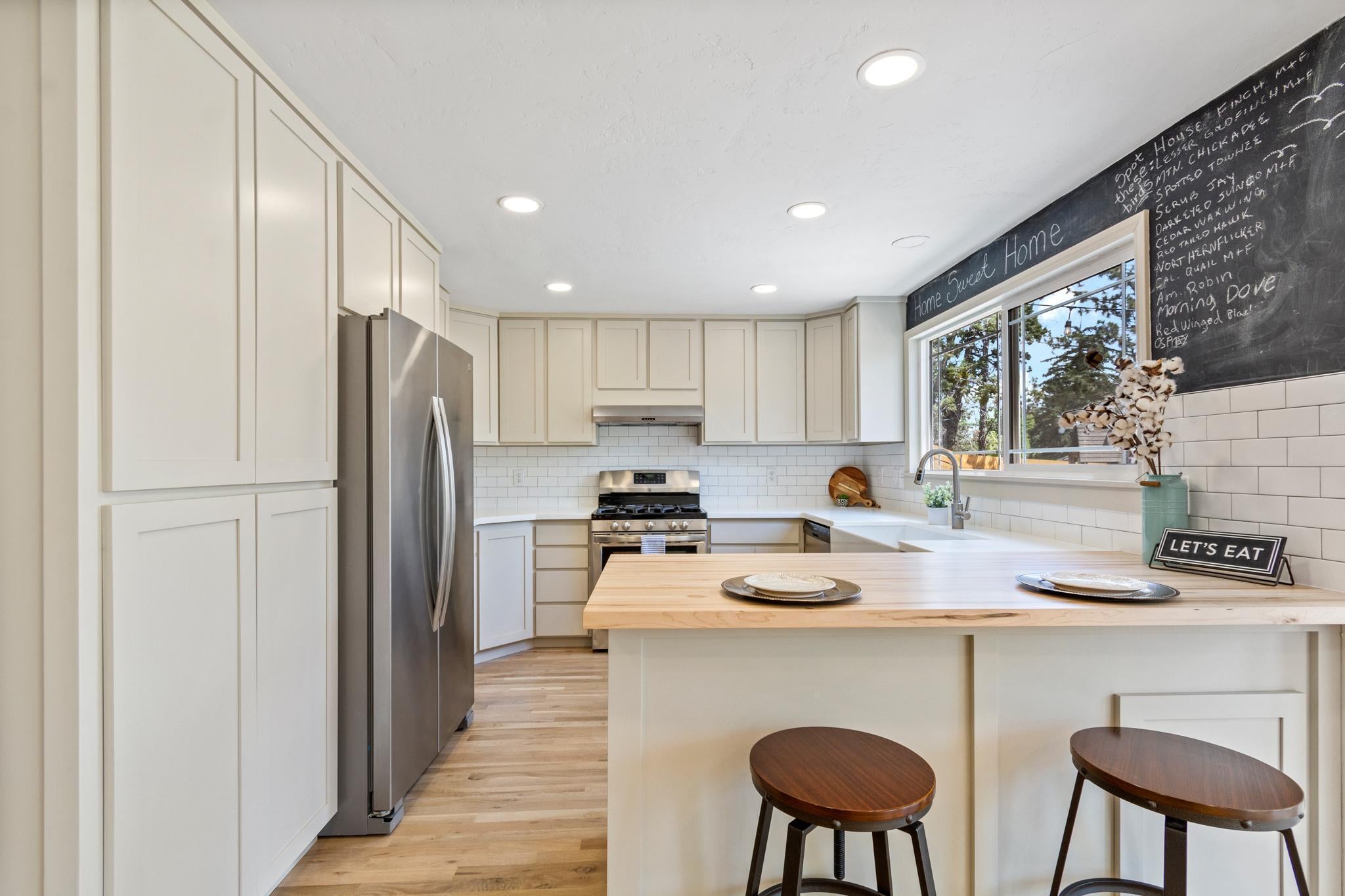63262 Vogt Road Bend, OR 97701 - Photo 12 of 65 Breakfast bar